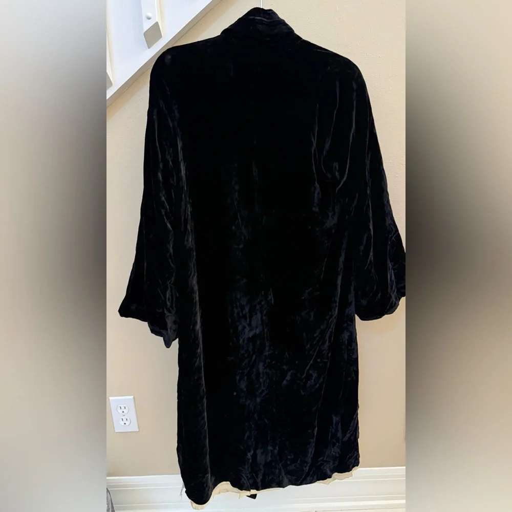 Vintage Black Velvet Coat Satin Lining Opera Theatre Garb Sz S/M - Picture 2 of 4